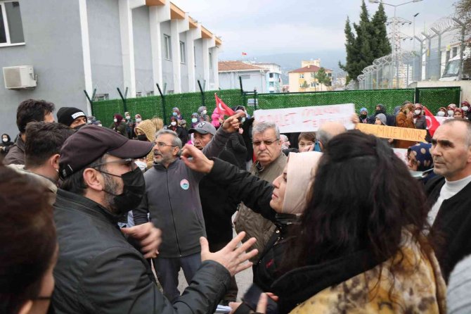 Mahalleli Yol Kapattı, Polis 