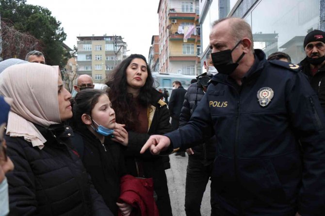 Mahalleli Yol Kapattı, Polis 