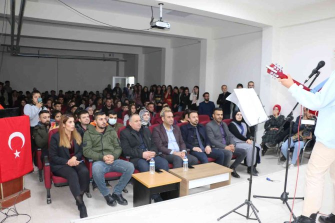 Şırnaklı Öğrenciler "Kadın" Ve "Nükleer Santraller" Konularıyla Tiyatro Da Sahne Aldı