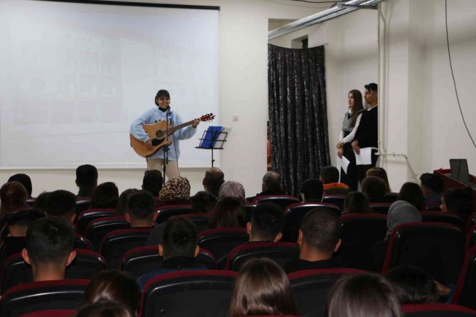 Şırnaklı Öğrenciler "Kadın" Ve "Nükleer Santraller" Konularıyla Tiyatro Da Sahne Aldı