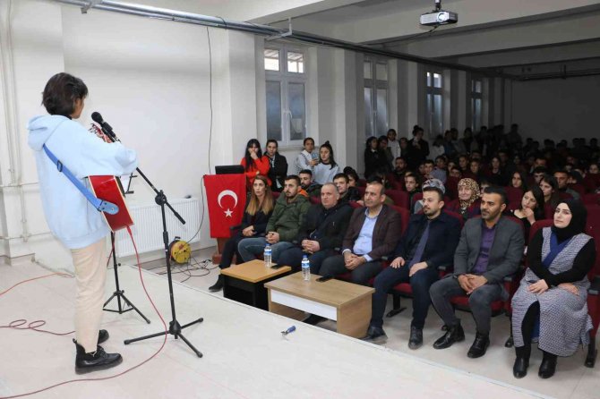 Şırnaklı Öğrenciler "Kadın" Ve "Nükleer Santraller" Konularıyla Tiyatro Da Sahne Aldı