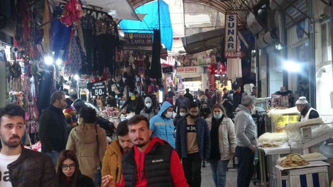 Tarihi Uzun Çarşı’da Yeni Yıl Yoğunluğu Yaşanıyor