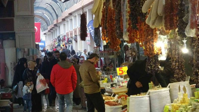 Tarihi Uzun Çarşı’da Yeni Yıl Yoğunluğu Yaşanıyor