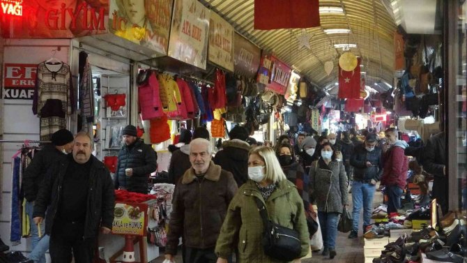 Tarihi Uzun Çarşı’da Yeni Yıl Yoğunluğu Yaşanıyor