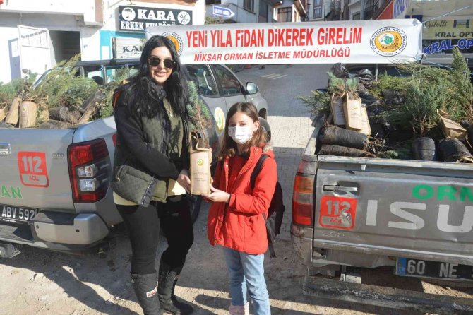 Tokat’ta Yılbaşı Öncesi Bin Adet Fidan Dağıtıldı