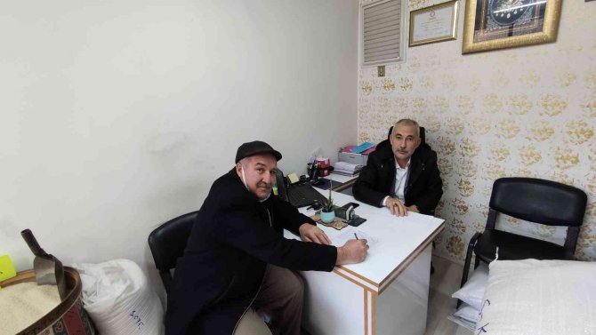 Mahalle Muhtarları Tüm Mesailerini Kedi Ve Köpekleri Kayıt Altına Almaya Harcıyor