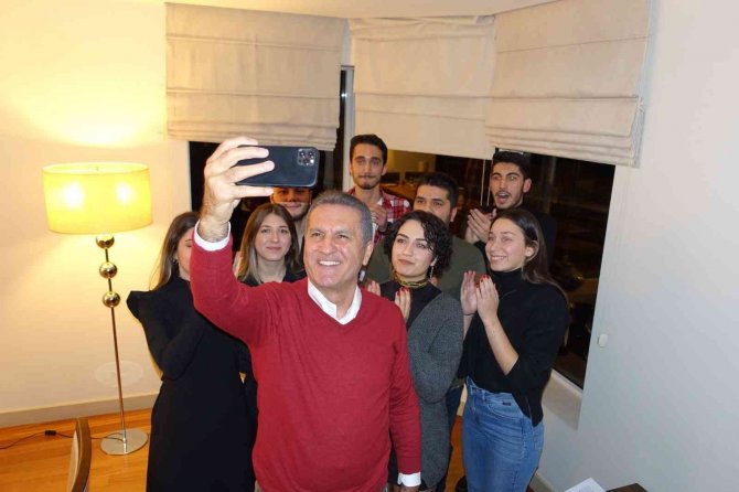 Mustafa Sarıgül Yılbaşı Gecesi Evinde Gençleri Ağırladı