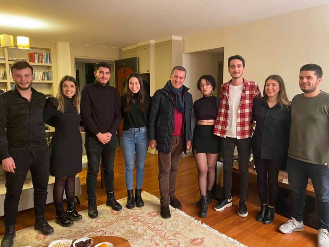Mustafa Sarıgül Yılbaşı Gecesi Evinde Gençleri Ağırladı