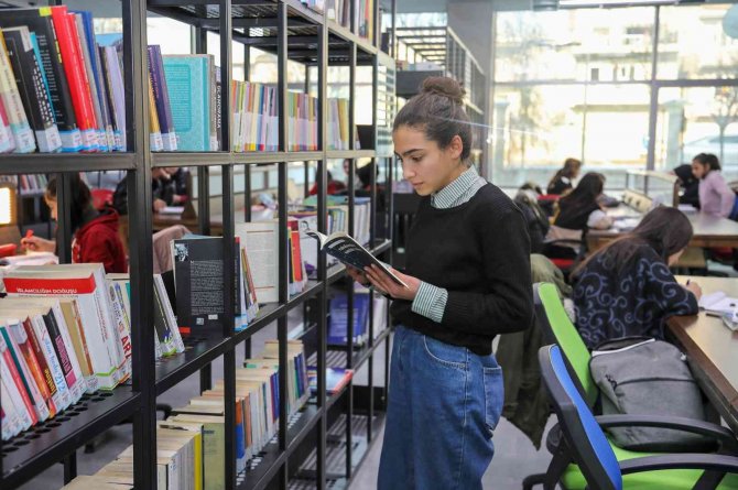 Van Büyükşehir Belediyesinin Kütüphanesi Hizmete Açıldı