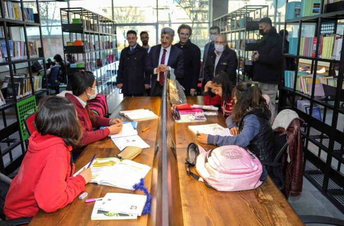 Van Büyükşehir Belediyesinin Kütüphanesi Hizmete Açıldı