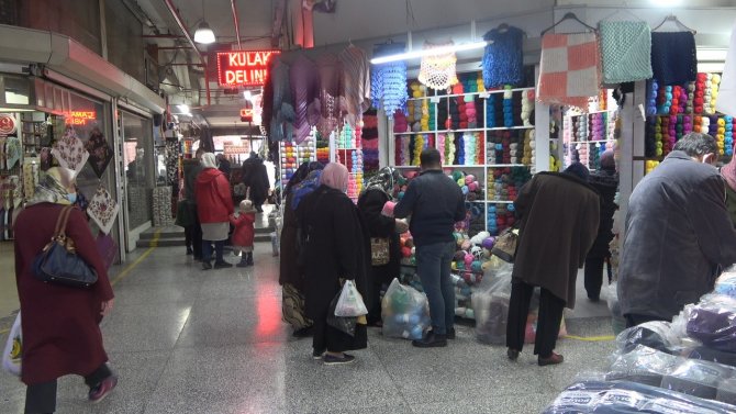 Denizli’de Yeni Yıla Saatler Kala Alışveriş Telaşı Devam Ediyor