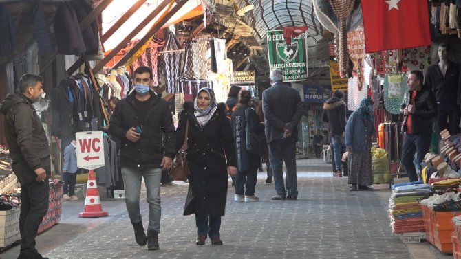 Denizli’de Yeni Yıla Saatler Kala Alışveriş Telaşı Devam Ediyor