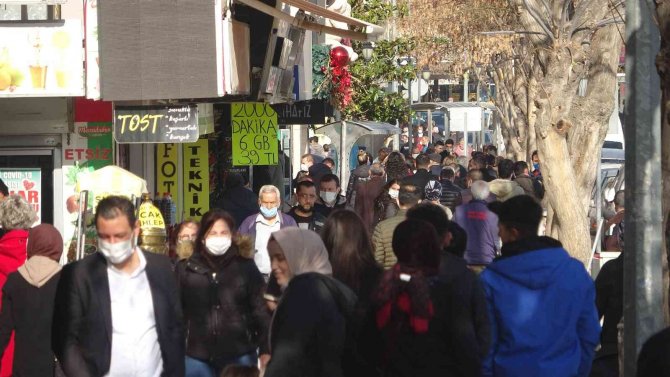 Denizli’de Yeni Yıla Saatler Kala Alışveriş Telaşı Devam Ediyor