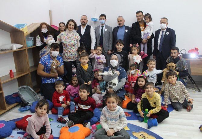 Minik Öğrencilere Hayvan Sevgisi Aşılanıyor