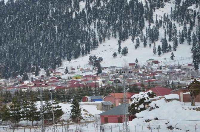 Adana Göller Yaylası Buz Tutunca Eğlence Merkezine Döndü