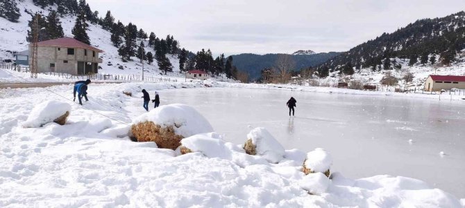 Adana Göller Yaylası Buz Tutunca Eğlence Merkezine Döndü