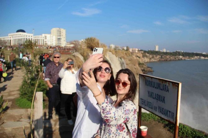 Dünyaca Ünlü Şelale Fırtına Sonrası Adeta Çamur Çağladı, Görenler Fotoğraf Yarışına Girdi