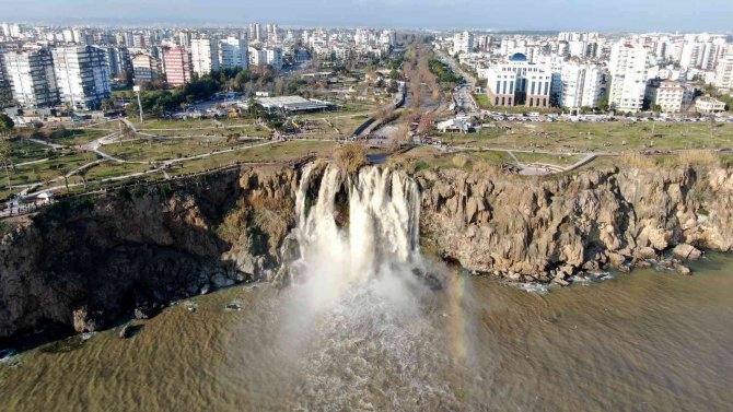 Dünyaca Ünlü Şelale Fırtına Sonrası Adeta Çamur Çağladı, Görenler Fotoğraf Yarışına Girdi
