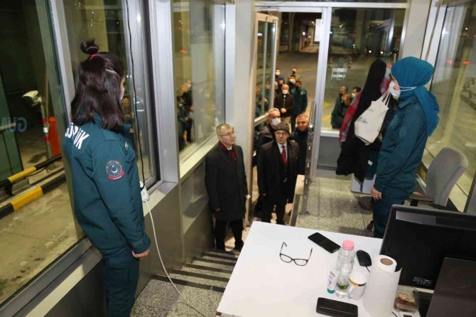 Artvin Valisi Doruk, Sarp Sınır Kapısındaki Gümrük Memurlarının Yeni Yılını Kutladı