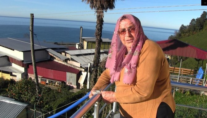 Artvinli 88 Yaşındaki Emine Nine Tavuklarını Kümese Gitmeden Yemliyor