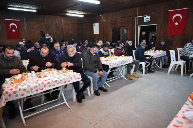 Başkan Aktaş, Yeni Yıla Kimsesizlerle Girdi