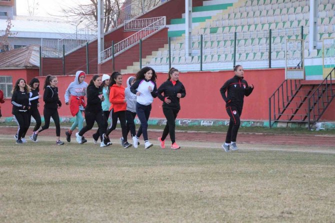 Kızlar Futbol Hakemi Olmak İçin Büyük Çaba Sarf Ediyor