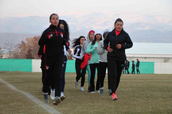 Kızlar Futbol Hakemi Olmak İçin Büyük Çaba Sarf Ediyor