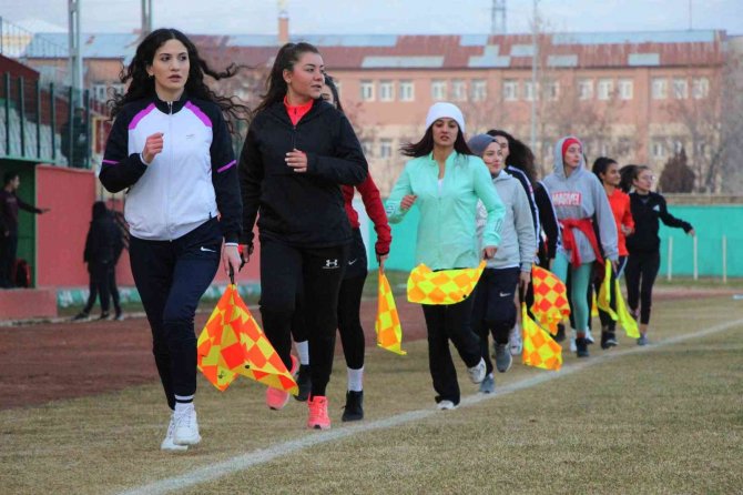 Kızlar Futbol Hakemi Olmak İçin Büyük Çaba Sarf Ediyor