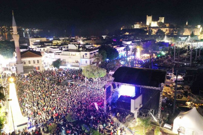 Bodrum’da Binlerce Kişi Meydanları Doldurdu