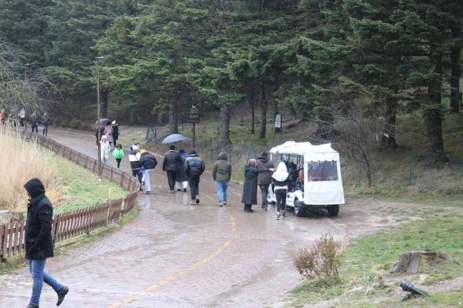 Bolu’da, Yeni Yılın İlk Gününde Gölcük’te Tatilci Yoğunluğu