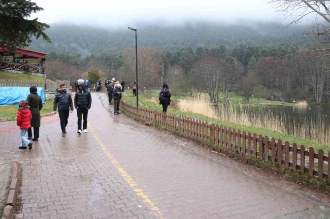 Bolu’da, Yeni Yılın İlk Gününde Gölcük’te Tatilci Yoğunluğu