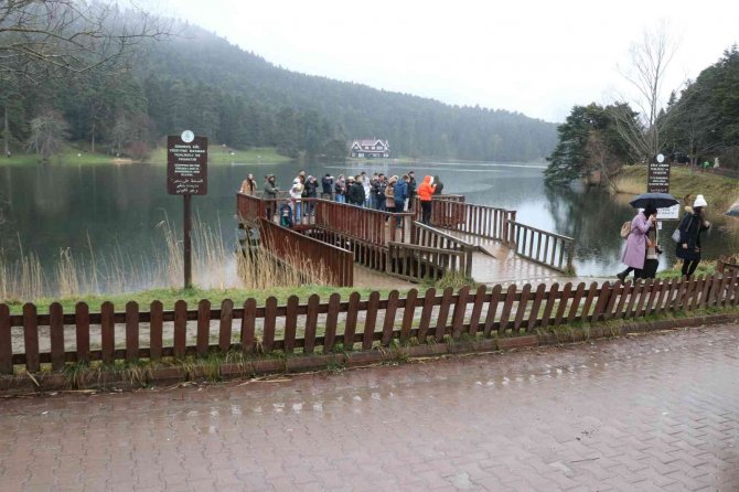 Bolu’da, Yeni Yılın İlk Gününde Gölcük’te Tatilci Yoğunluğu