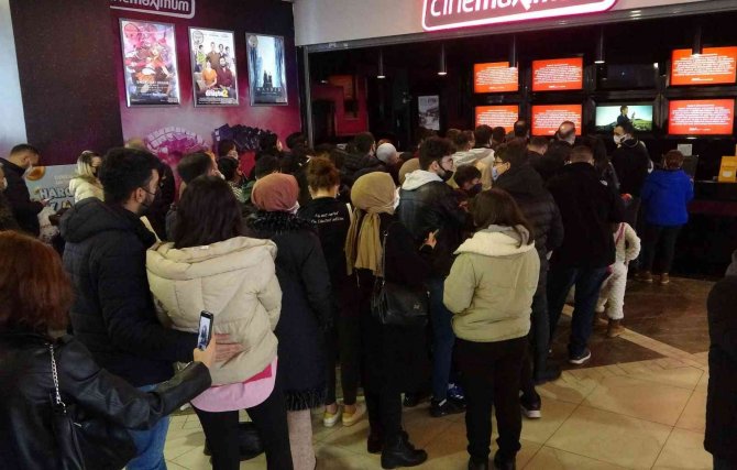 Trabzonlular O Filmi İzlemek İçin Sinemaya Akın Ettiler, Dakikalarca Sırada Beklediler