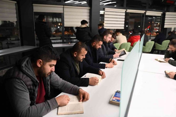 Yeni Yıla Kitap Okuyarak “Merhaba” Dediler