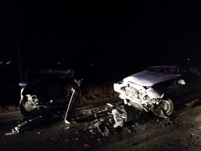 İ̇ki Otomobil Kafa Kafaya Çarpıştı: 7 Yaralı