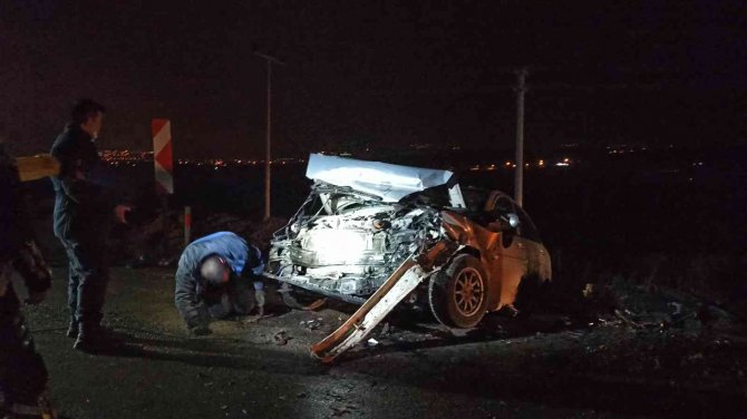 İ̇ki Otomobil Kafa Kafaya Çarpıştı: 7 Yaralı