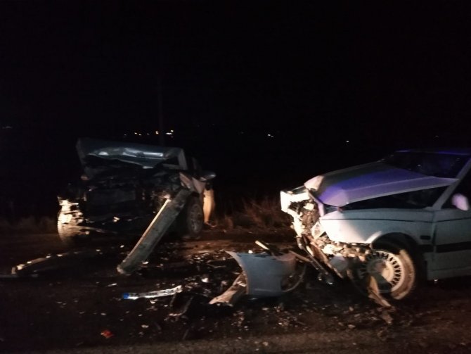 İ̇ki Otomobil Kafa Kafaya Çarpıştı: 7 Yaralı