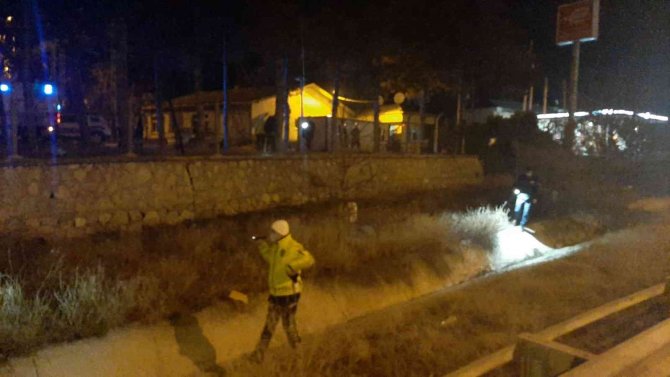 Su Kanalına Düşen Otomobilin Sürücü Hayatını Kaybetti