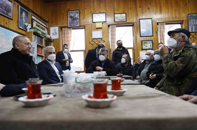 Cumhurbaşkanı Erdoğan, Sarıyer’de Kıraathanede Vatandaşlarla Sohbet Etti