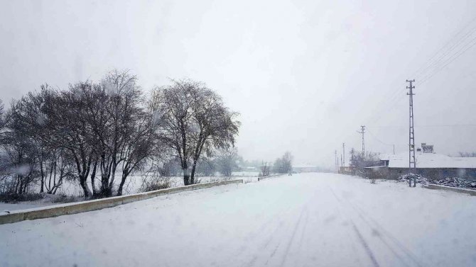 Erzincan Yeni Yılın İlk Gününe Karla Uyandı