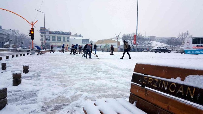 Erzincan Yeni Yılın İlk Gününe Karla Uyandı