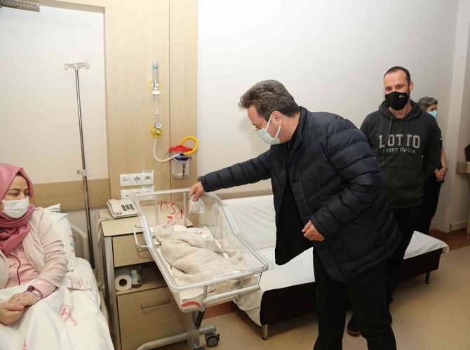 Vali Ünlü’den Yeni Yılın İlk Bebeklerine Ziyaret