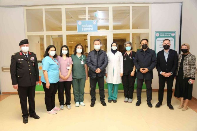 Vali Ünlü’den Yeni Yılın İlk Bebeklerine Ziyaret