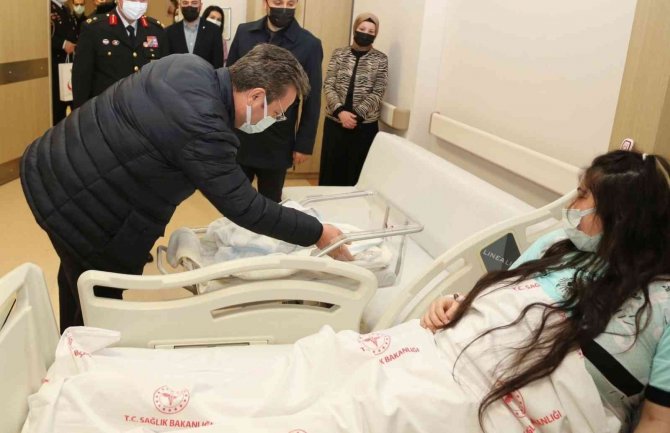 Vali Ünlü’den Yeni Yılın İlk Bebeklerine Ziyaret