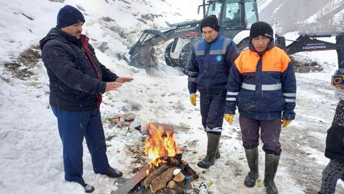 Belediye Ekipleri Zorlu Kış Şartlarına Meydan Okuyor