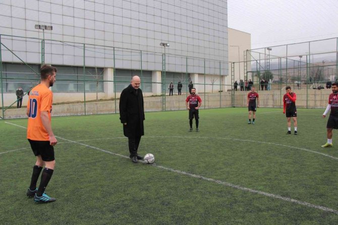 Bakan Soylu, Maçın Başlama Vuruşunu Yaptı