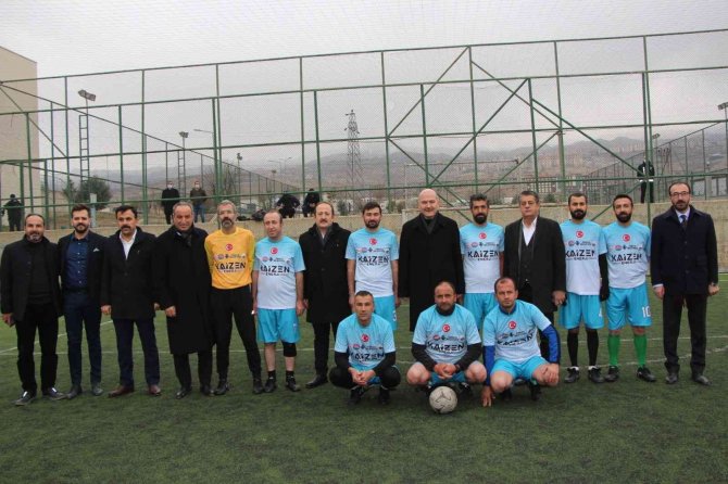 Bakan Soylu, Maçın Başlama Vuruşunu Yaptı