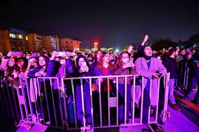 İ̇zmirliler 2022’ye Müzikle Girdi