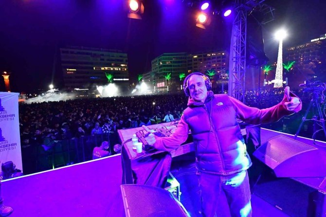 İ̇zmirliler 2022’ye Müzikle Girdi