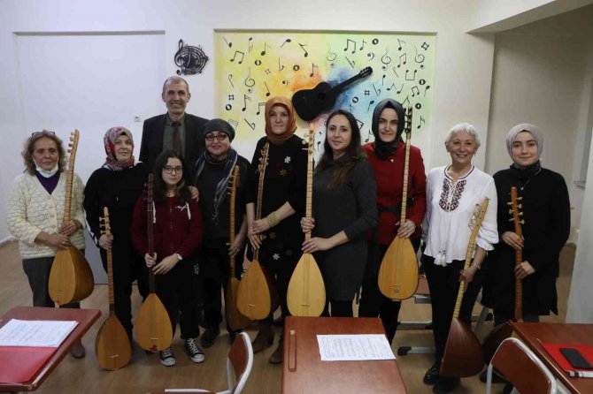 Bu Kursta 7’den 70’e Herkes Bağlama Öğreniyor